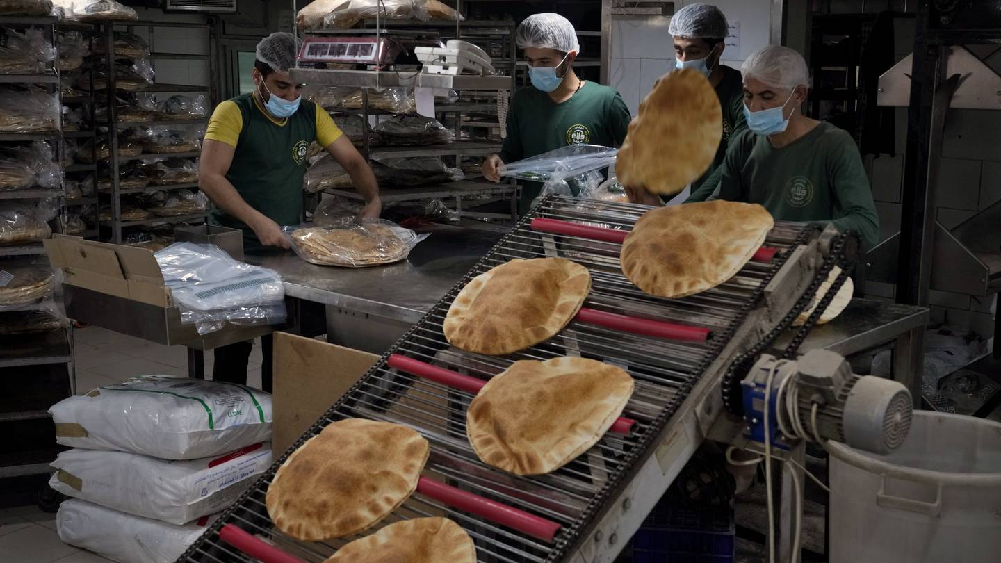 منع الخبازون اللبنانيون من شراء الدقيق بأسعار مدعومة لأي غرض آخر غير الخبز العربي