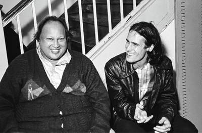 Pakistani musician Nusrat Fateh Ali Khan (1948 - 1997) (left) shares a laugh with American musician Jeff Buckley (1966 - 1997) backstage after Khan's World Music Institute concert at Town Hall, New York, New York, October 7. 1995. (Photo by Jack Vartoogian/Getty Images)