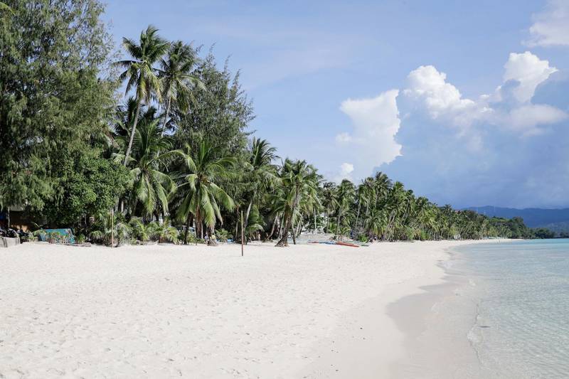 epa07096534 A general view of the beach in Station 3 at the island of Boracay, Philippines, 16 October 2018. The island of Boracay has reopened for a 'dry run' of ten days after it was closed to the public for six months for sanitation and development work at the tourist destination, which the country's president had called a 'cesspool.'  EPA/MARK R. CRISTINO