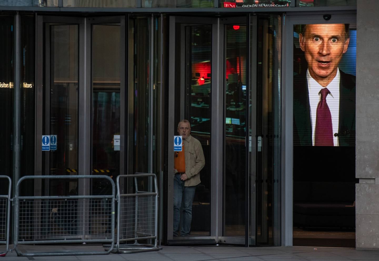 Der britische Schatzkanzler Jeremy Hunt ist am Samstag auf einem Fernsehbildschirm im BBC Broadcasting House zu sehen.  Getty Images