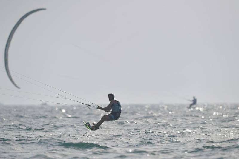 An athlete kite-surfs during the Dubai watersport festival, organised by the Dubai International Marine Club (DIMC), in the Gulf emirate on June 26, 2020.  / AFP / KARIM SAHIB
