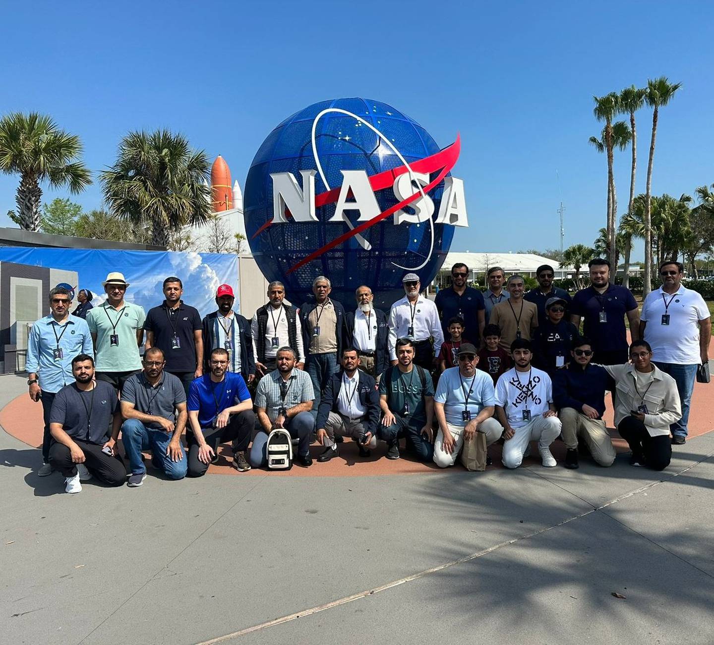 Die Familie des VAE-Astronauten Sultan Al Neyadi, einschließlich seines Vaters (sechster von rechts, untere Reihe), seiner Söhne und Brüder, die am Startplatz in Florida ankamen.  Foto: Salem Al Marri Twitter