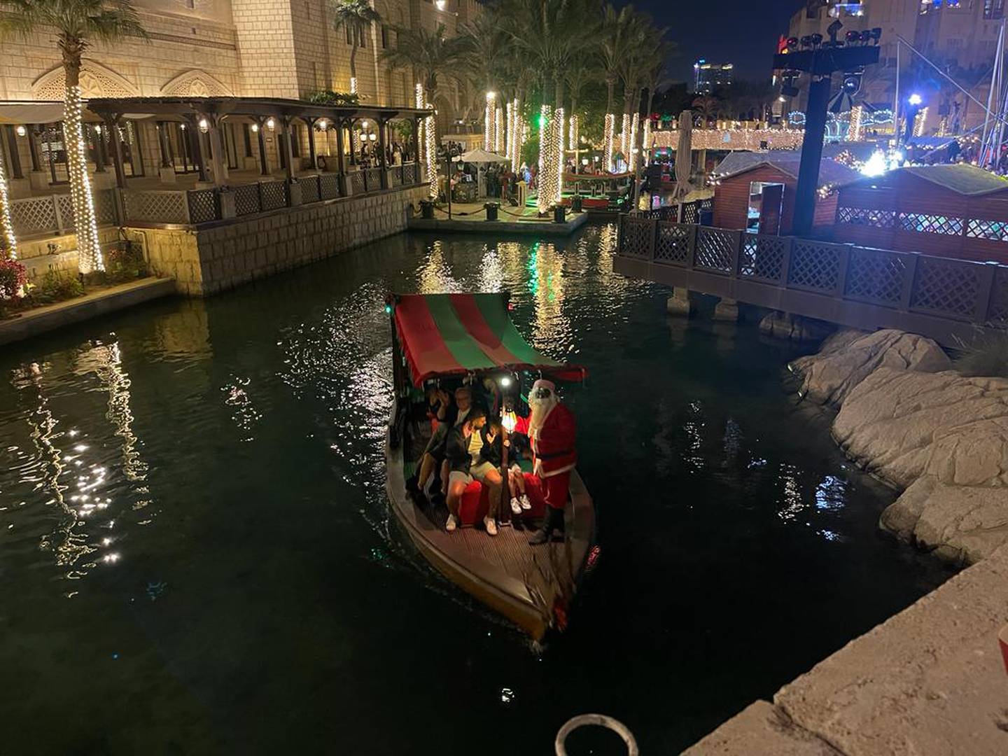 Der Weihnachtsmann auf einem Abra im Madinat Jumeirah.  Farah Andrews / The National 