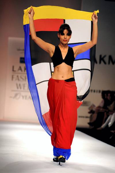 A model walks the ramp showcasing a creation of Indian designer Wendell Rodricks for Westside stores at The Lakme Fashion Week (LFW) in Mumbai on March 30, 2009.  Some 65 designers are unveilling their fall/winter collections during the five-day long fashion week in the western Indian city which continues until March 31.  AFP PHOTO/ Pal PILLAI (Photo by PAL PILLAI / AFP)