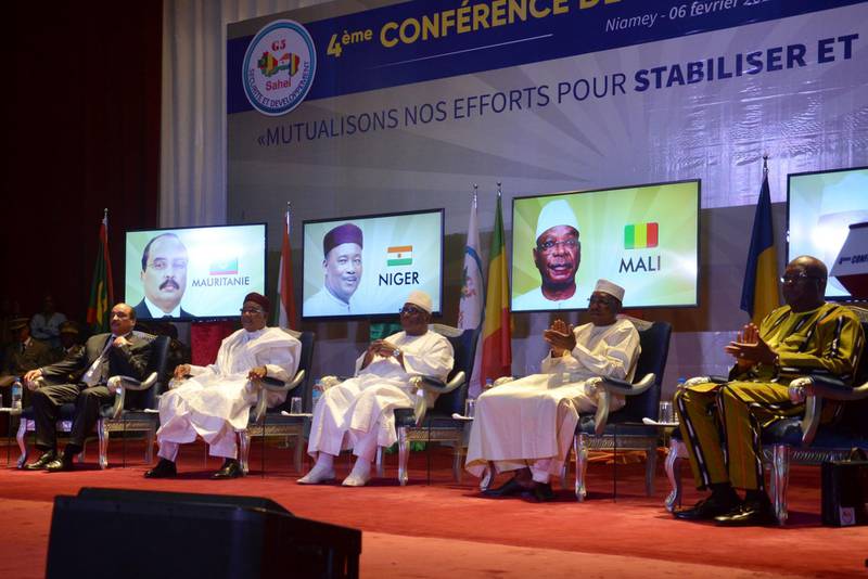 (L-R) Mauritania's president Mohamed Ould Abdelaziz, Niger's president Mahamadou Issoufou, Mali's Ibrahim Boubacar Keita, Chad's Idriss Deby and Burkina Faso's Roch Marc Christian Kabore attend a Sahel G-5 heads of State meeting on Febuary 6, 2018 in Niamey.
Leaders of five Sahel countries met with France's defence minister on February 6, 2018 to discuss funding for an unprecedented joint force to combat jihadism in their vulnerable region.  / AFP PHOTO / BOUREIMA HAMA