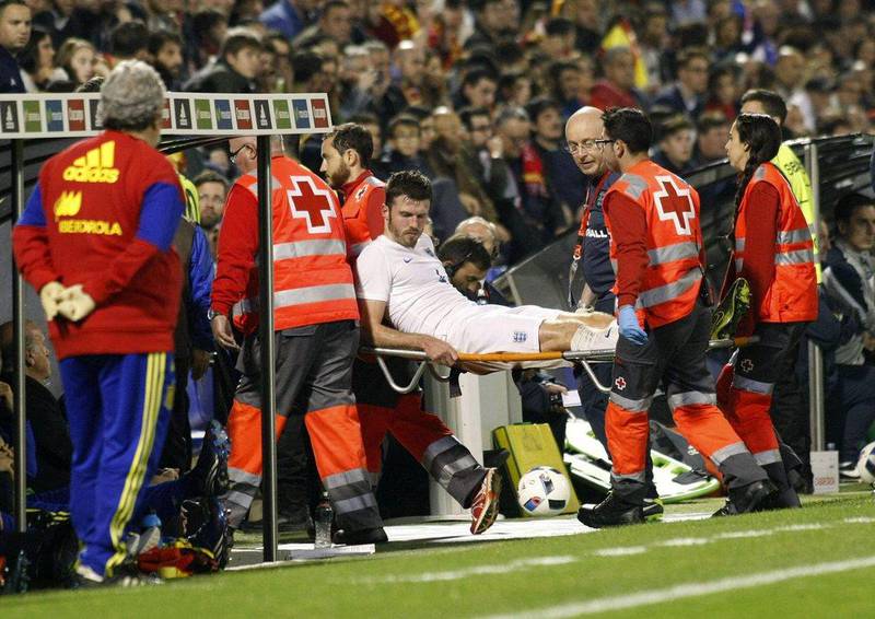 Michael Carrick leaves the pitch on a stretcher after picking up an injury. Morell / EPA
