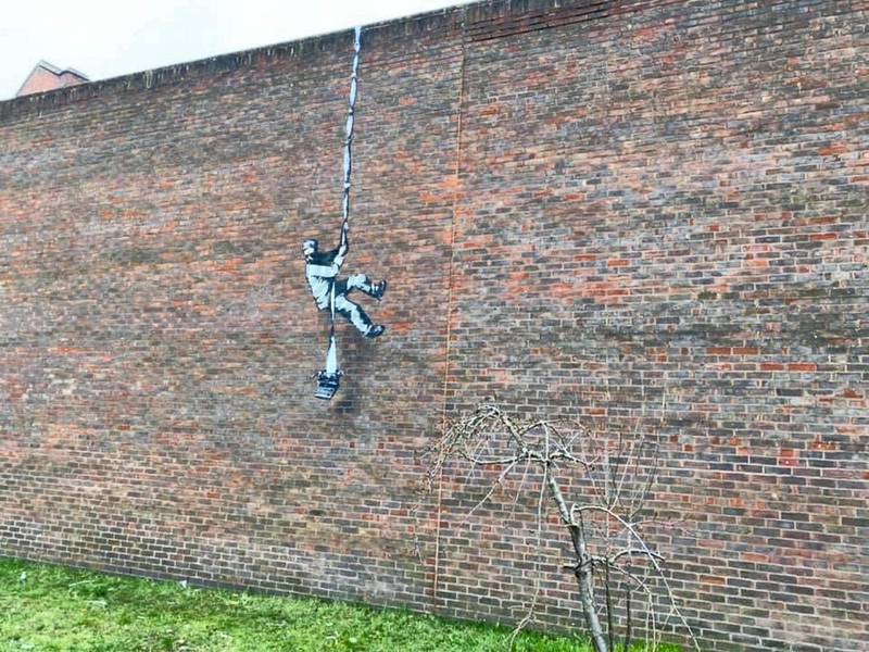 A possible new Banksy artwork has been spotted on the wall of a former prison in Reading, England. 