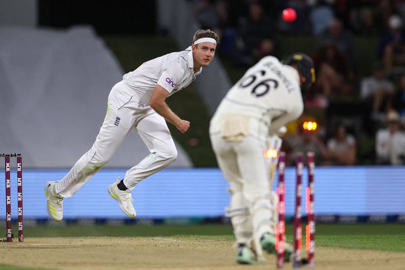 England's Stuart Broad (L) bowls New Zealand's Tom Blundell during day three of the first cricket Test match between New Zealand and England at Bay Oval in Mount Maunganui on February 18, 2023.  (Photo by Marty MELVILLE  /  AFP)
