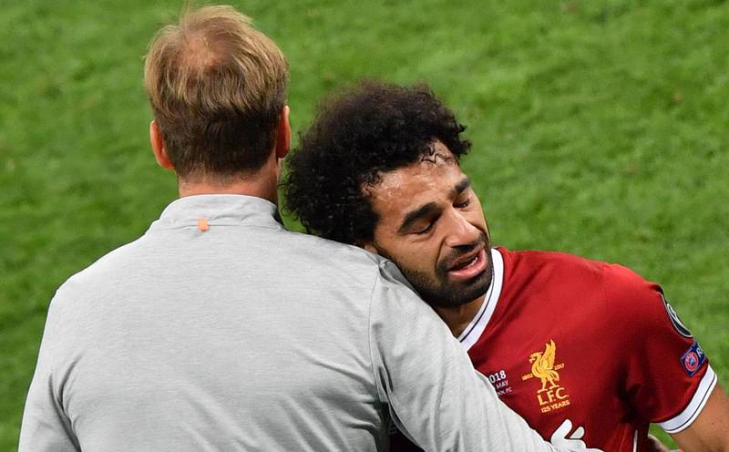 TOPSHOT - Liverpool's Egyptian forward Mohamed Salah (R) is comforted by Liverpool's German manager Jurgen Klopp as he leaves the pitch after injury during the UEFA Champions League final football match between Liverpool and Real Madrid at the Olympic Stadium in Kiev, Ukraine on May 26, 2018. ALTERNATIVE CROP 
 / AFP / Sergei SUPINSKY / ALTERNATIVE CROP 
