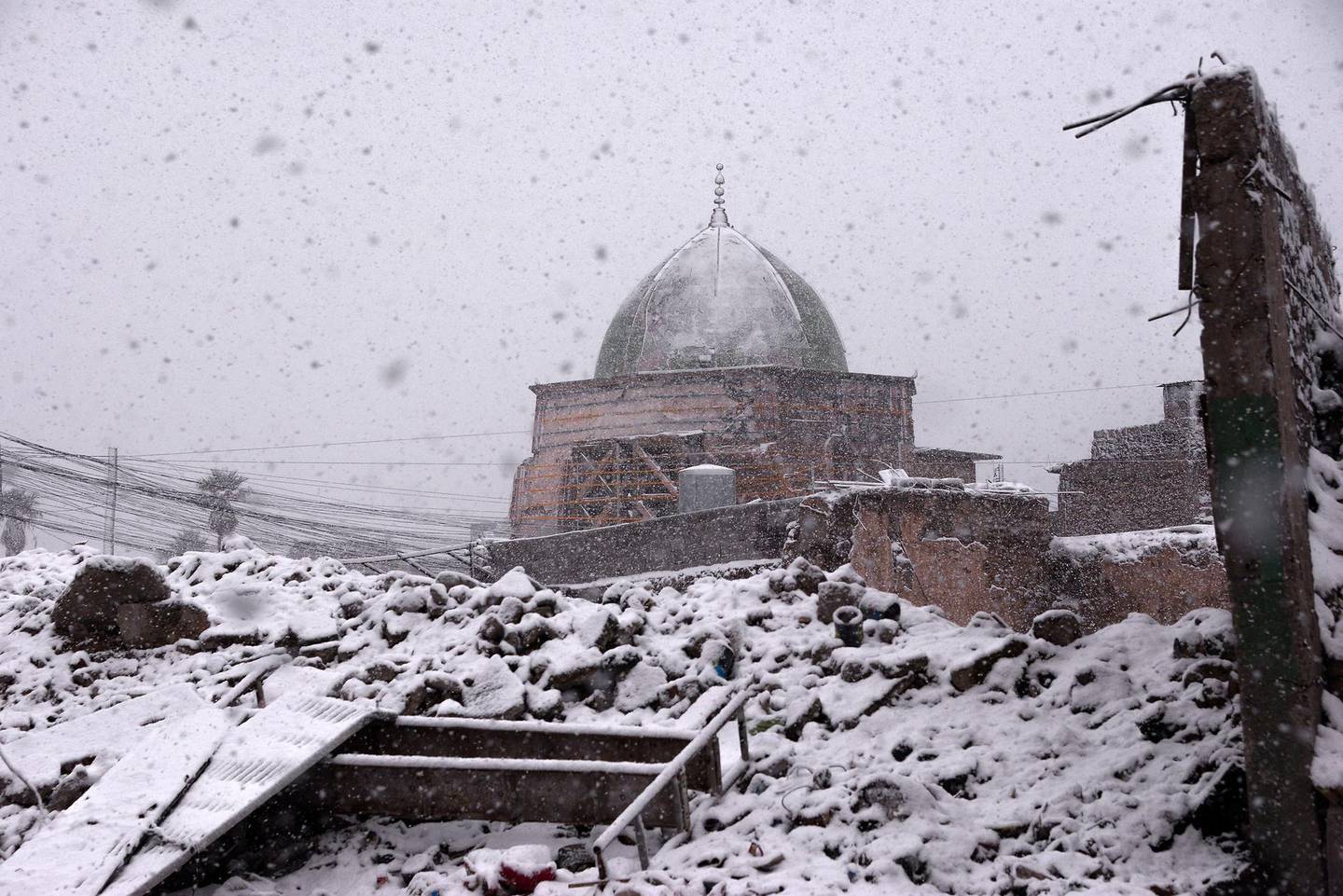 This picture taken on February 10, 2020 amidst a heavy snow storm shows a view of the dome of the Nuri mosque in the old town of Iraq's northern city Mosul, at the site heavily damaged by Islamic State (IS) group fighters in the 2017 battle for the city.  / AFP / Zaid AL-OBEIDI
