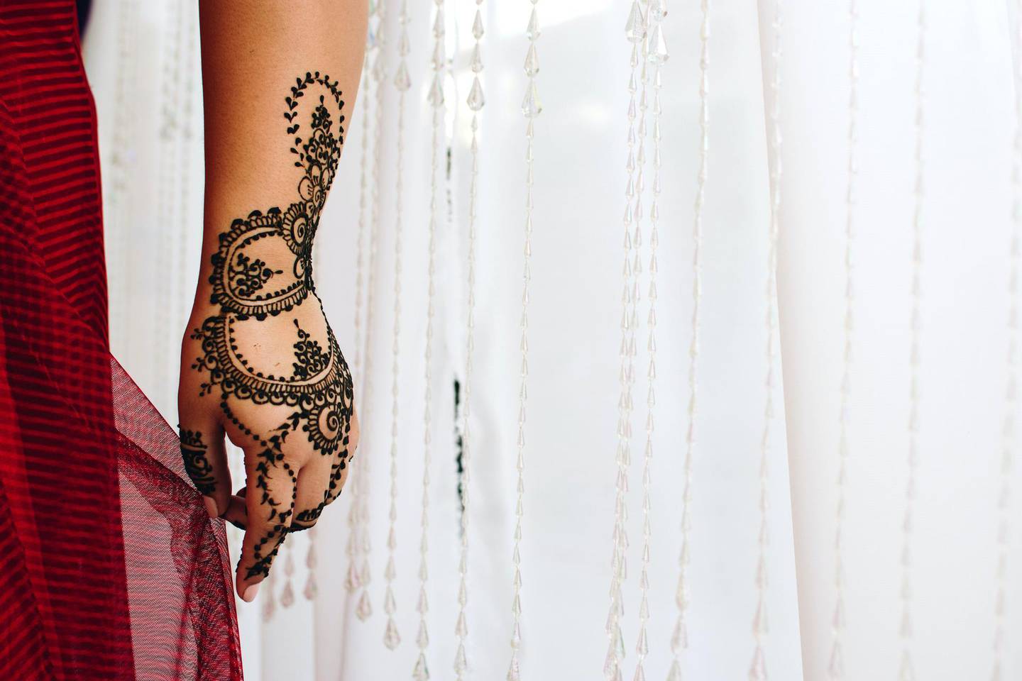 Dubai Henna delivers the product to customers's doorsteps. Unsplash