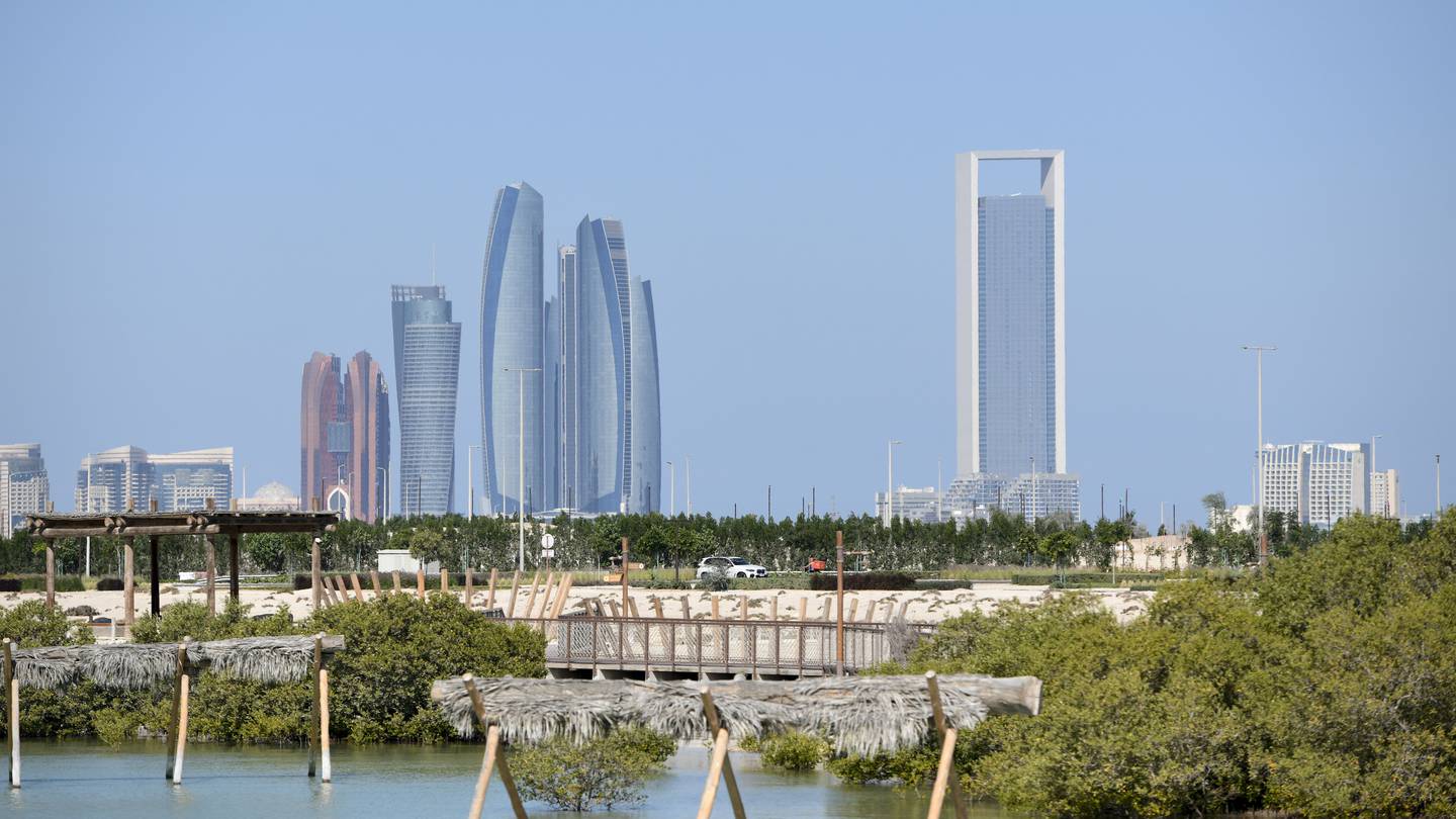 الإمارات تعقد طاولة مستديرة لتعزيز التعاون في مكافحة الجرائم المالية
