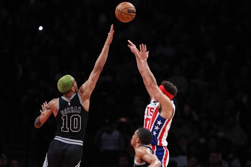 Brooklyn Nets guard Seth Curry shoots the ball as San Antonio Spurs forward Jeremy Sochan defends at the Barclays Centre.  USA TODAY Sports