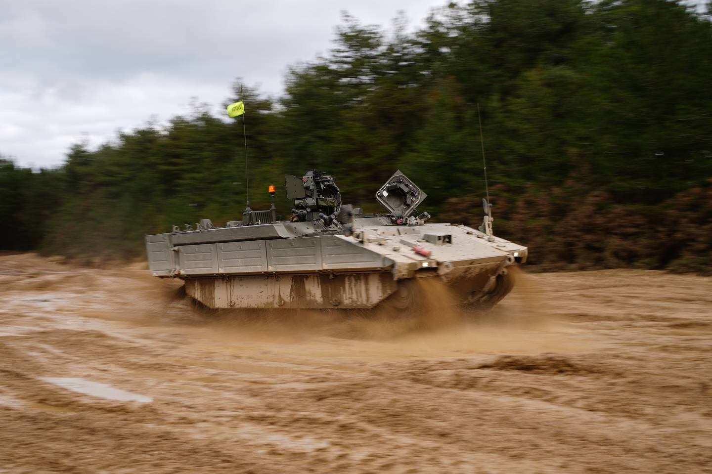 Ein Ajax Ares-Panzer auf dem Trainingsgelände im Bovington Camp.  Getty