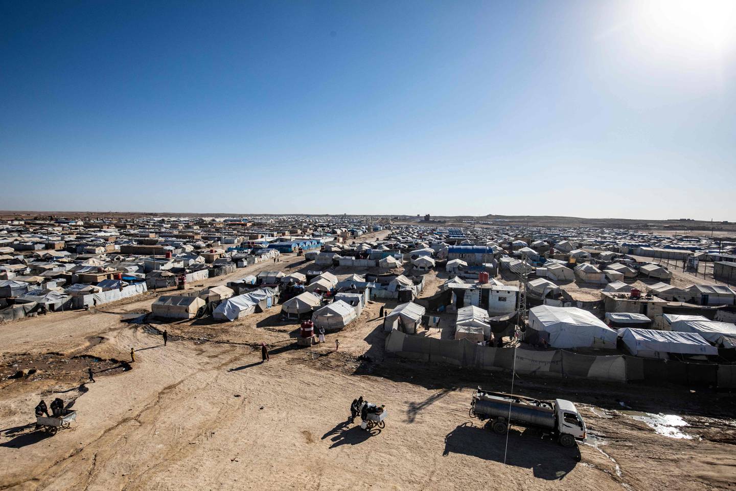 A picture shows the Kurdish-run al-Hol camp, which holds relatives of suspected Islamic State (IS) group fighters in the northeastern Hasakeh governorate, on December 6, 2021.  - Al-Hol is the larger of two Kurdish-run displacement camps for relatives of IS jihadists in Syria's northeast.  It holds mostly Syrians and Iraqis but also thousands from Europe and Asia suspected of family ties with IS fighters.  (Photo by Delil SOULEIMAN  /  AFP)