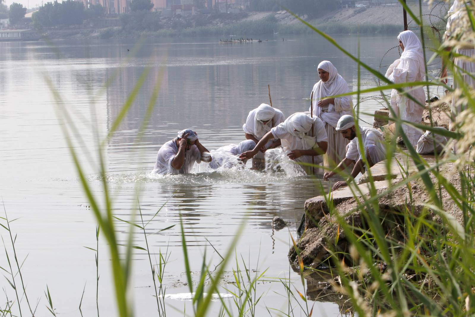 Worshippers from the Sabea Mandean Nation, immerse themselves in the Tigris River as a purification ritual, in Baghdad, Iraq, November 1, 2022.  REUTERS / Ahmed Saad