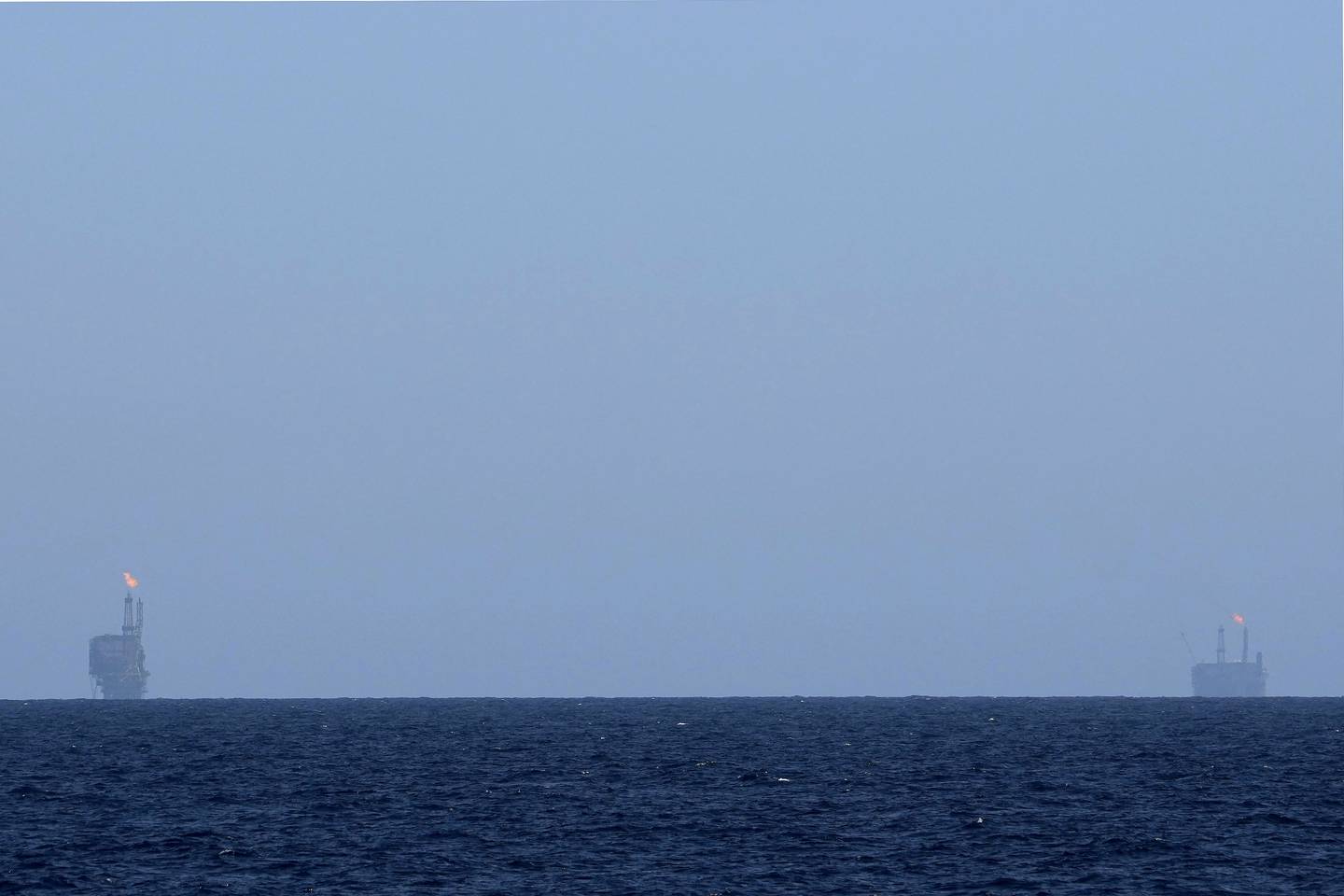 Πλατφόρμες πετρελαίου είναι ορατές στον ορίζοντα ανοιχτά της Λιβύης.  AP Photo / Πέτρος Καρατζιάς