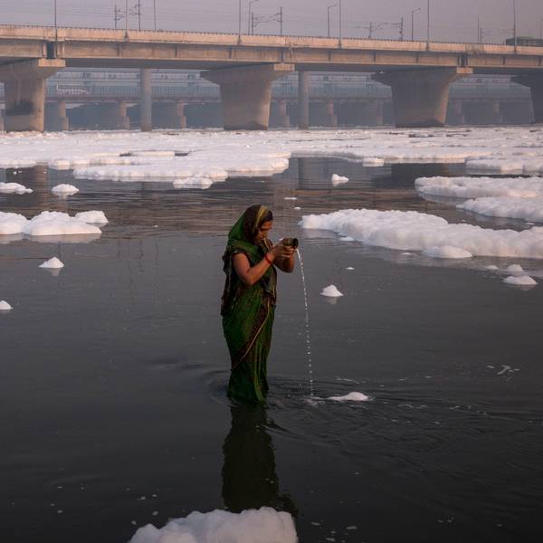 Hindus bathe in India's sacred Yamuna river, despite toxic foam