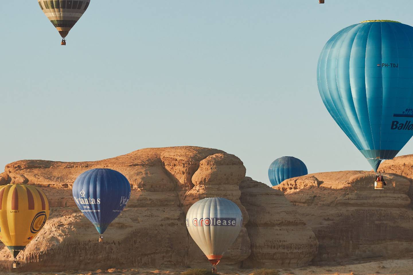 World record for largest hot air balloon glow show set in Saudi Arabia