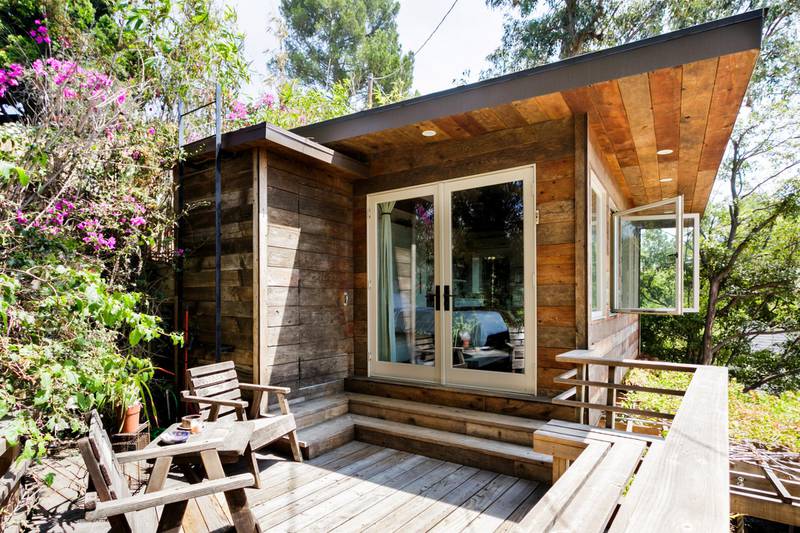 10. This hillside home has a freestanding bathtub with views over Hollywood all the way to the ocean.