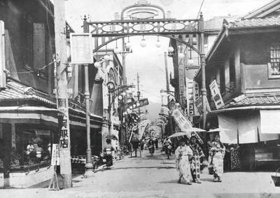 9th August 1945:  People promenading down a busy street in Nagasaki.  (Photo by Fox Photos/Getty Images)