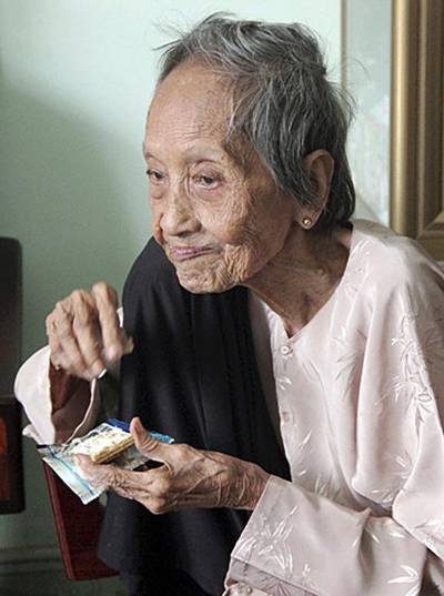 This photo, released by ‘Ky Luc Viet Nam Vietkings’ shows Nguyen Thu Tru, allegedly 121 years old, sitting in her house in Ho Chi Minh City, Vietnam, 21 July 2014. Nguyen Thu Tru has been recognised by local officials as the oldest living person in Vietnam. ‘We have efficient evidence that proves Tru was born on 04 May 1893, such as documents granted by French authorities, by the Republic of South Vietnam and the Socialist Republic of Vietnam,’ said Le Tran Truong An, Director of the Vietnam Guinness Book Centre (Vietbooks).The centenarian lives in Ho Chi Minh City with her youngest son who is 72. She had 11 children, four of whom are still alive. An said Guinness World Records would be asked to recognise Tru as the oldest-living woman in the world, to supplant 116-year-old Misao Okawa from Japan. EPA