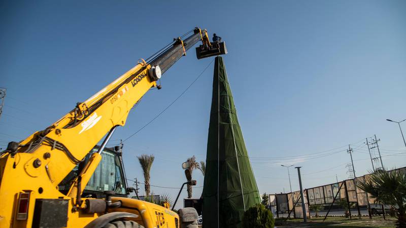 Setting up a Christmas tree outside the town of Hamdaniya, Mosul. Haider Husseini