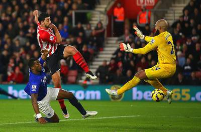Graziano Pelle of Southampton scores their second goal past Tim Howard of Everton at St Mary’s Stadium on December 20, 2014 in Southampton, England. Bryn Lennon / Getty Images
