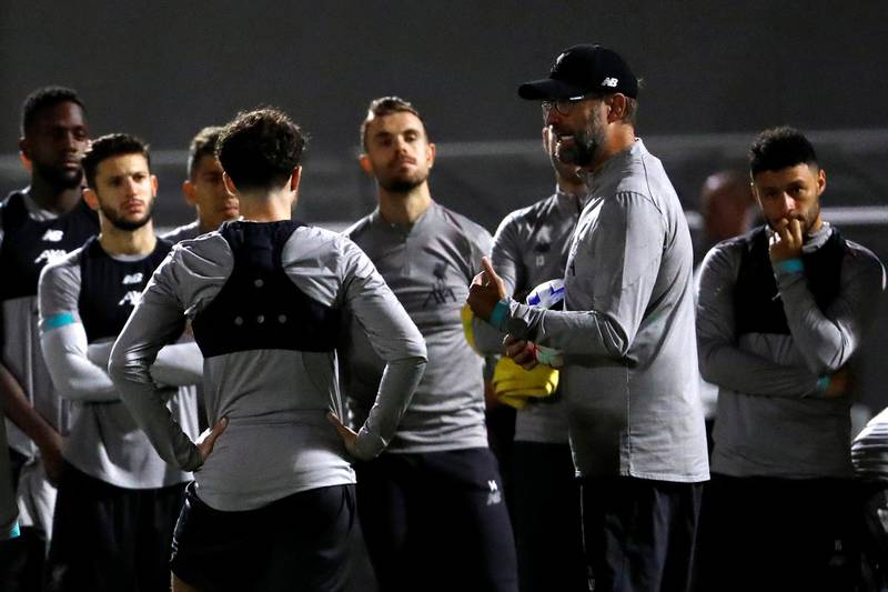Liverpool manager Jurgen Klopp speaks with his players. Reuters