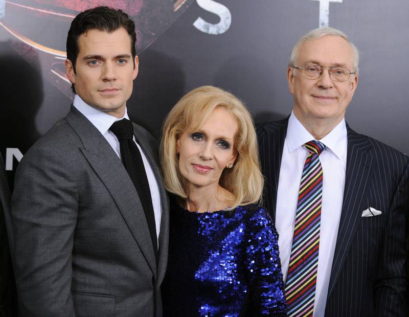 epa03739409 British actor Henry Cavill, (L) with his mother and father, Marianne and Colin attend the 'Man Of Steel' world premiere at Alice Tully Hall at Lincoln Center in New York,  USA, 10 June 2013.  EPA/PETER FOLEY *** Local Caption ***  03739409.jpg