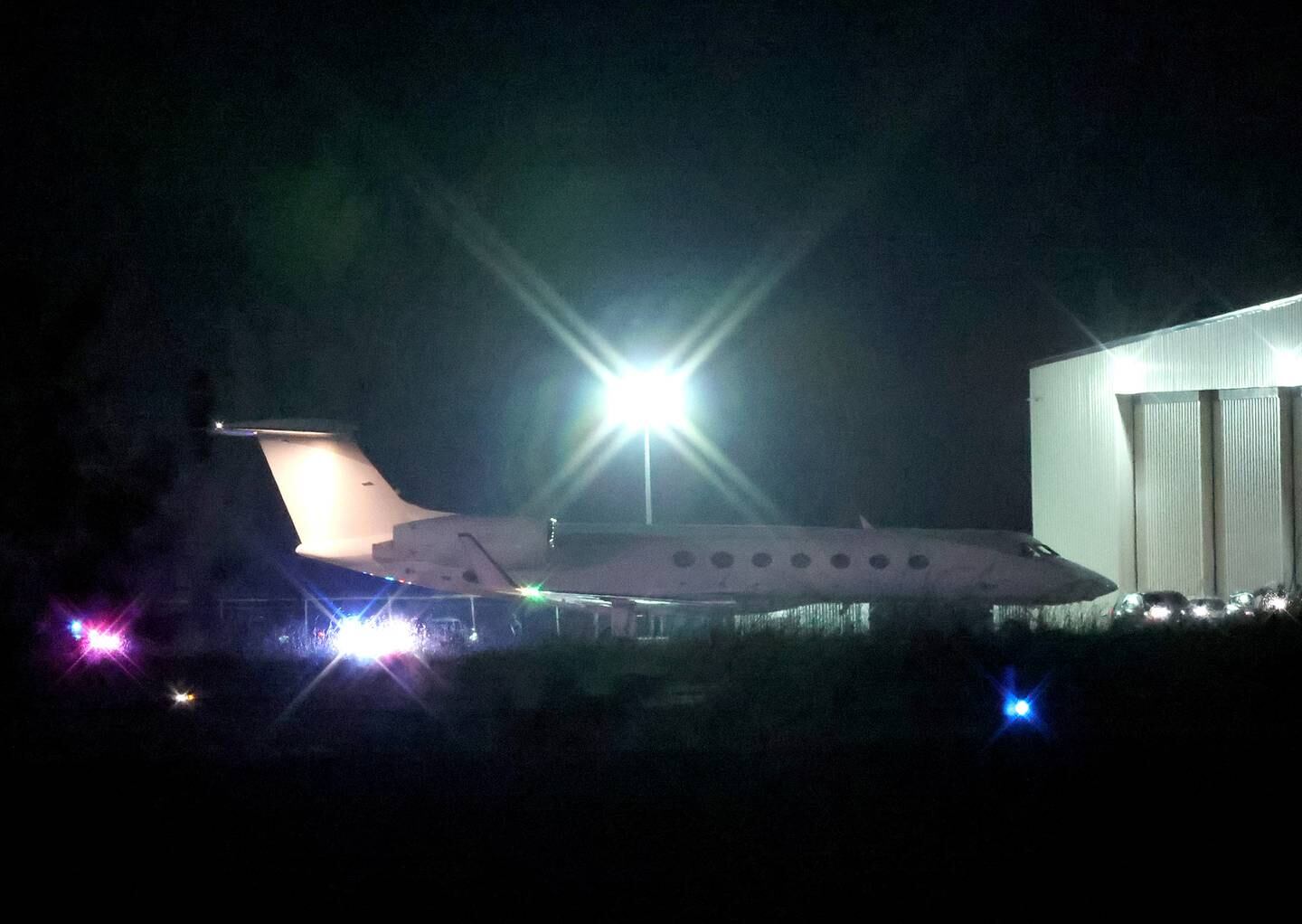Ein Flugzeug rollt mit FTX-Mitbegründer Sam Bankman-Fried an Bord in Richtung einer Landebahn in Nassau auf den Bahamas.  Getty