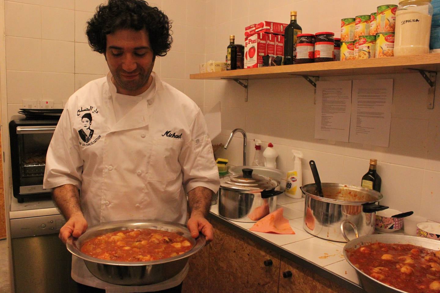 En 2013, Rakowitz a transformé la galerie d'art de Dubaï Traffic en un restaurant appelé Dar Al Sulh, servant la cuisine des Juifs irakiens.