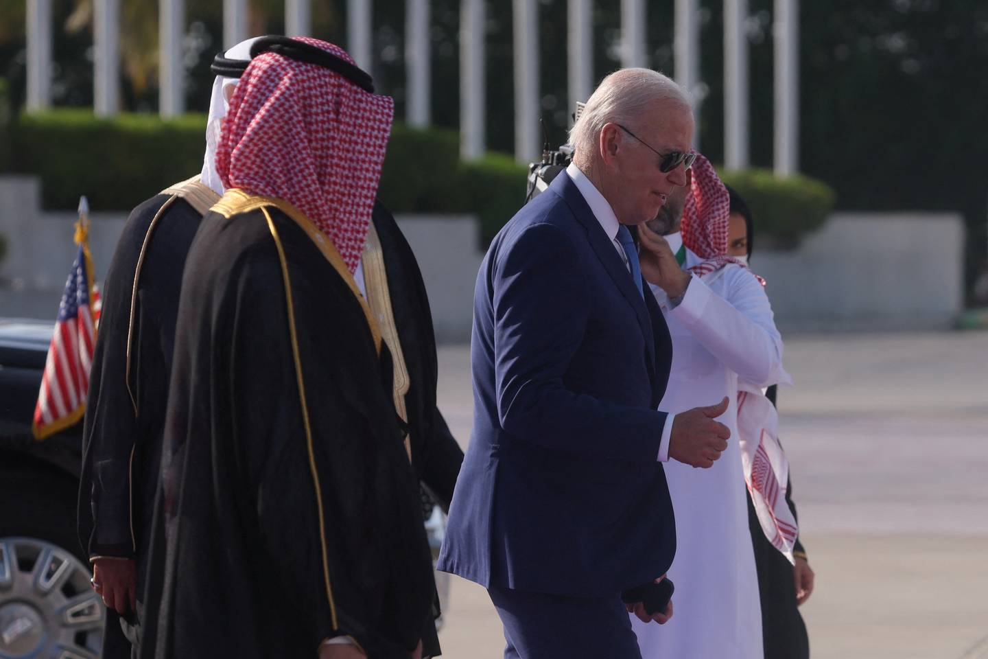 Le président américain Joe Biden monte à bord d'un avion à la suite d'un sommet arabe, à l'aéroport international King Abdulaziz, à Djeddah, en Arabie saoudite, le 16 juillet 2022. Reuters