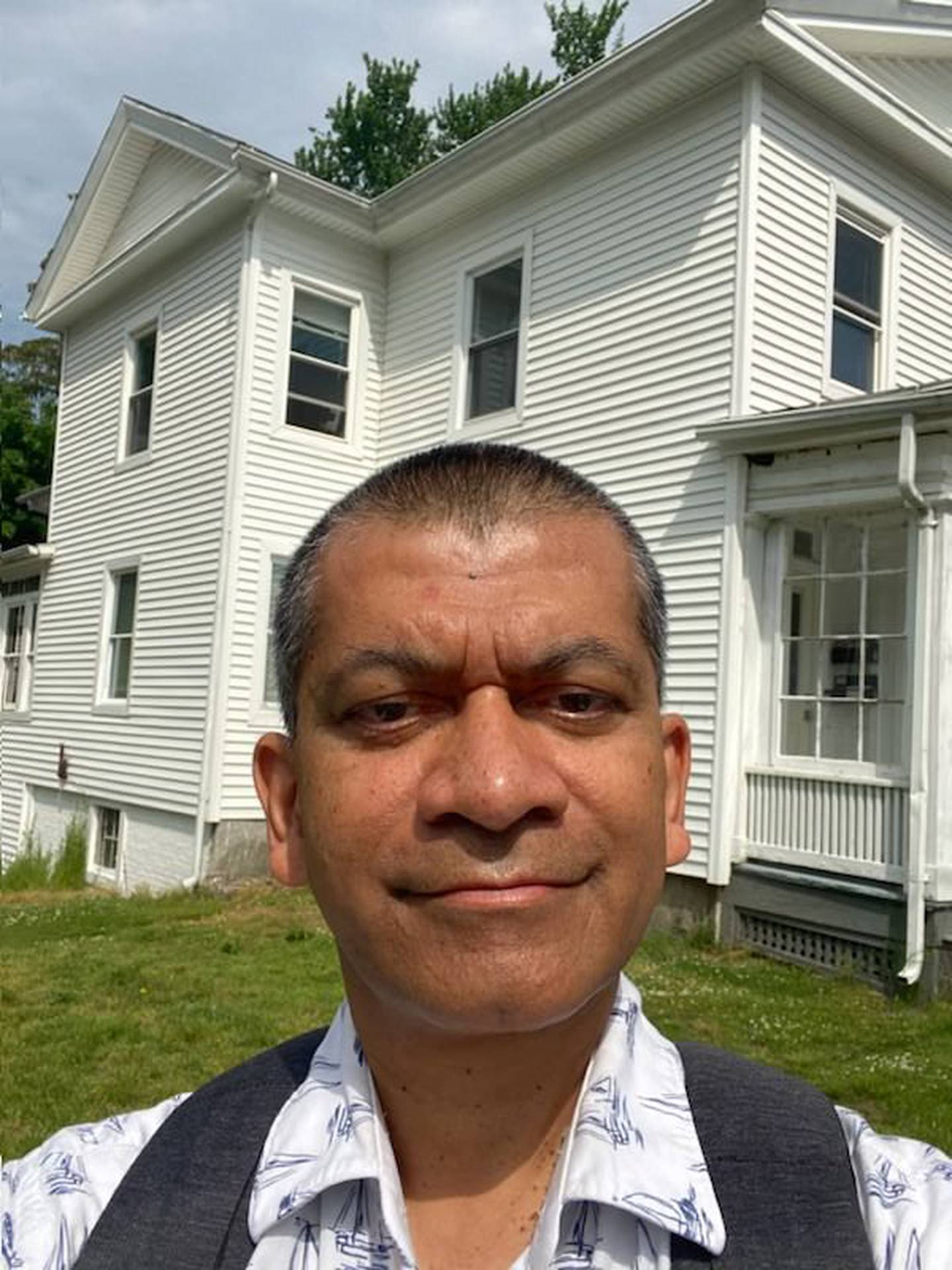 Pratip Dastidar devant son ancienne maison à Amherst, aux États-Unis.  Gé.  Pratip était la personne la plus intelligente de ma tranche d'âge que j'aie jamais rencontrée et a eu une énorme influence sur ma vie et ma carrière.  Hussein Ibis