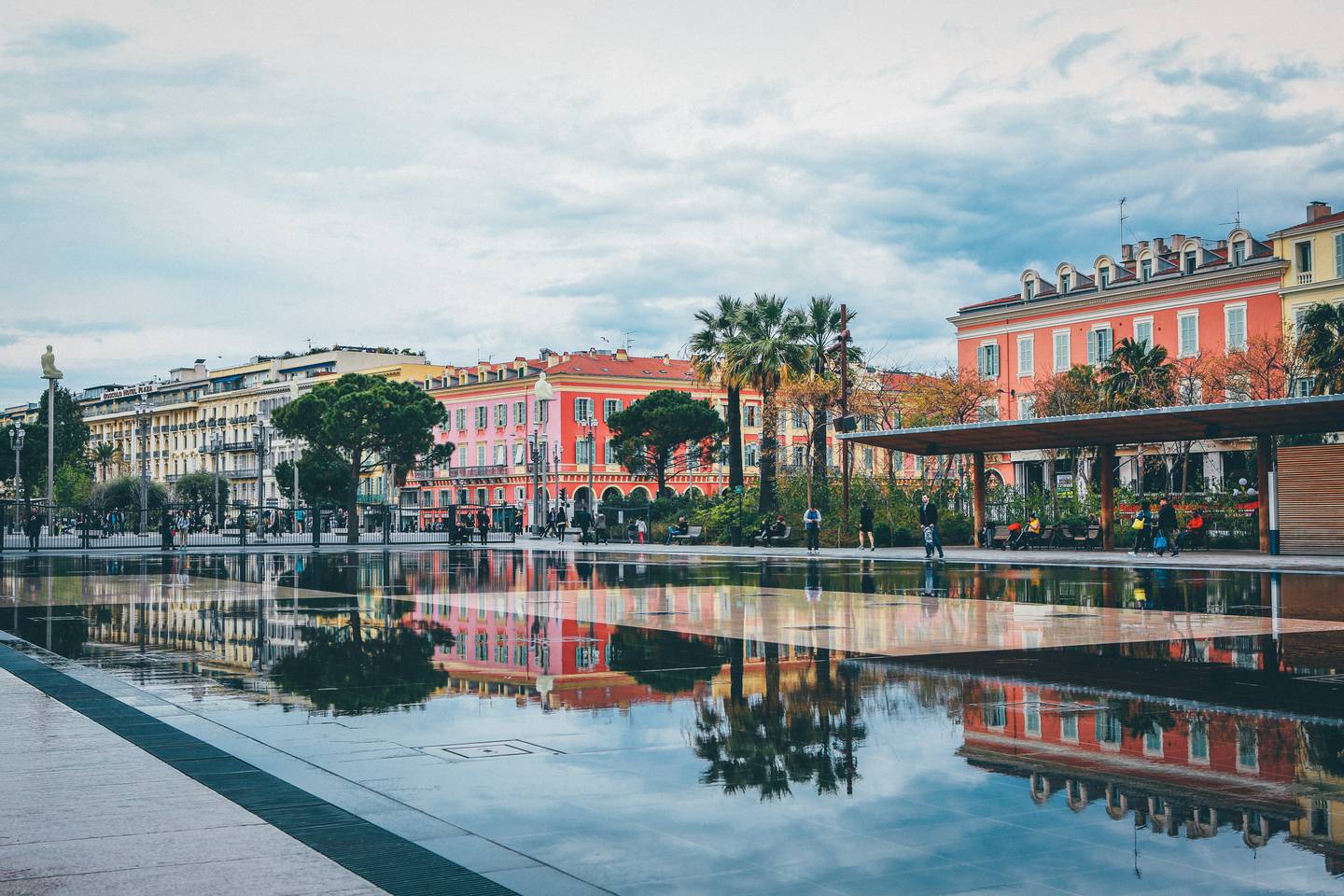 Nice est célèbre pour sa promenade panoramique de sept kilomètres, la Promenade des Anglais.  Unsplash