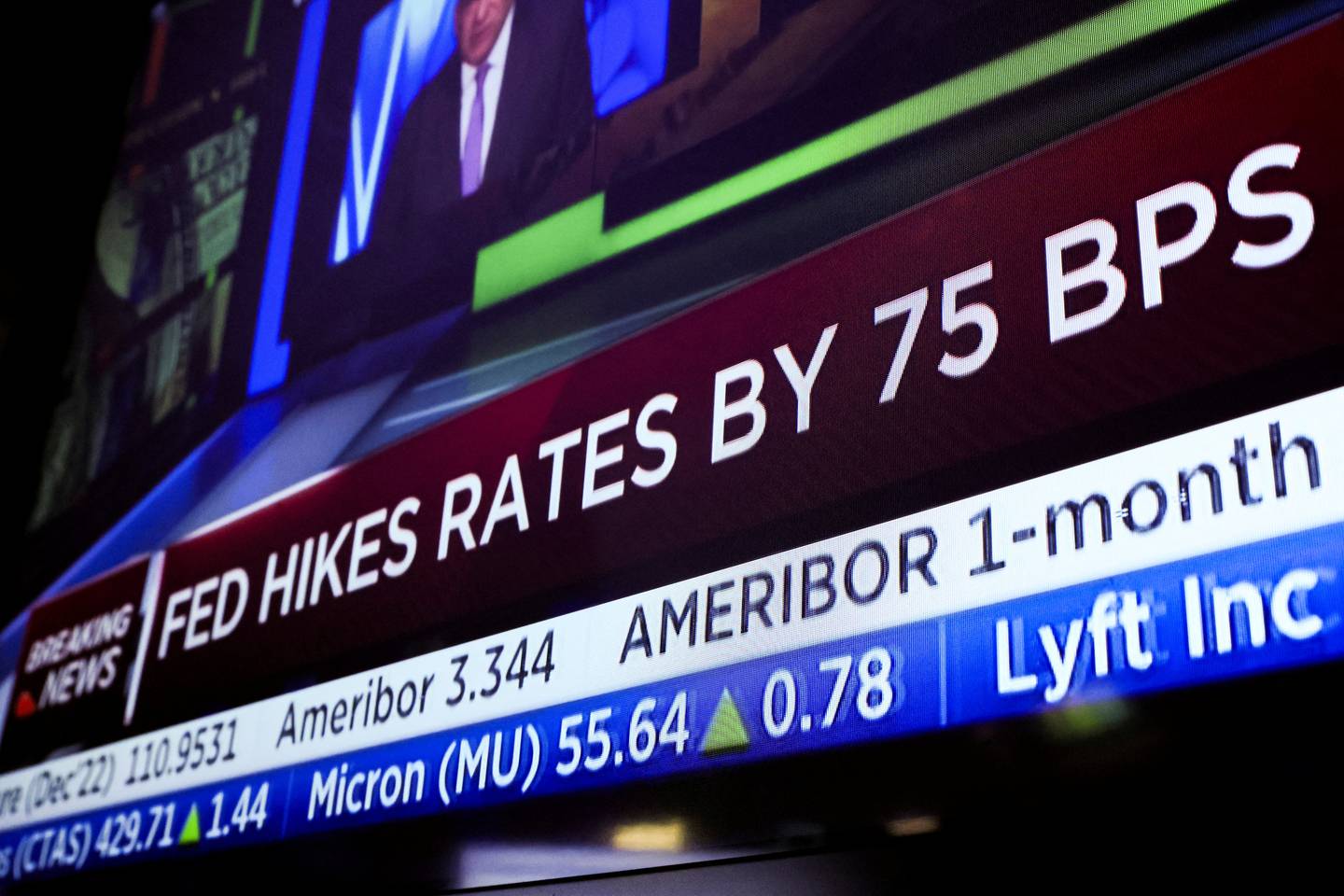 Ein Bildschirm zeigt die Zinsankündigung der Fed auf dem Parkett der New Yorker Börse in New York City.  Reuters
