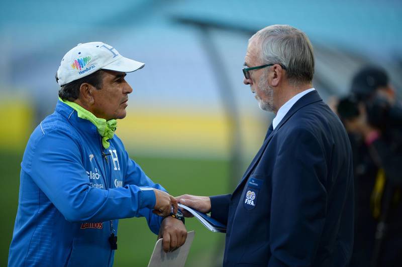 Honduras' national coach Jorge Luis Pinto (L) talks to a FIFA official about media coverage of a football training session at the ANZ Stadium in Sydney on November 13, 2017. - Honduras will play Australia in their final World Cup qualifying game in Sydney on November 15. (Photo by Peter PARKS / AFP) / -- IMAGE RESTRICTED TO EDITORIAL USE - STRICTLY NO COMMERCIAL USE --