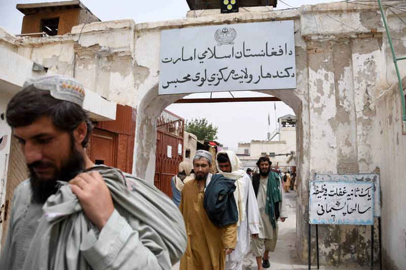 Insassen aus dem Zentralgefängnis von Kandahar von Hibatullah Akhundzada, dem obersten Führer der Taliban, anlässlich von Eid Al Adha im Juli 2022 entlassen. AFP