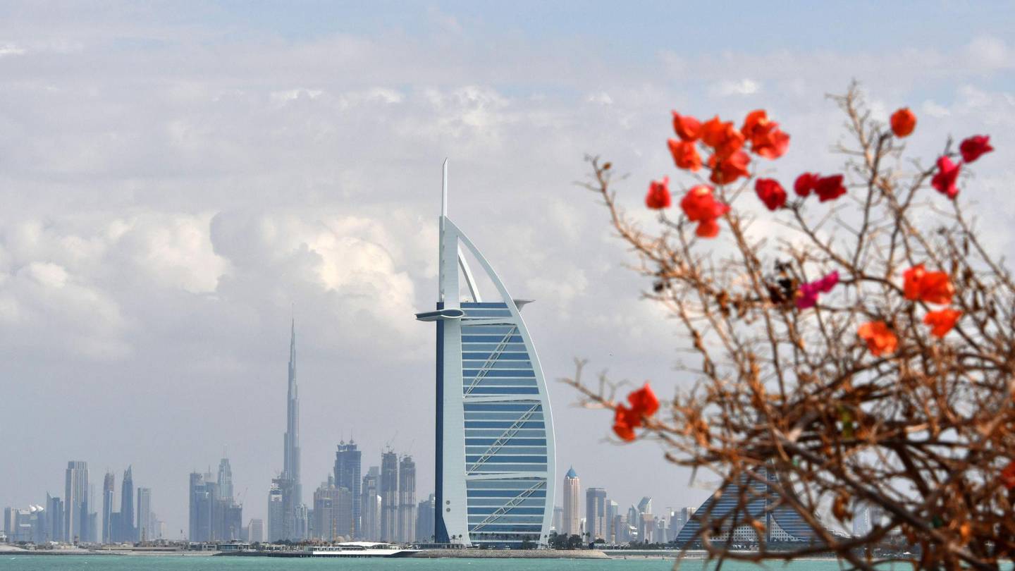 Бизнес в ОАЭ. Дубай Burj Sabah. Букеты летние с Дубая. Flowers and Burj khalifa.