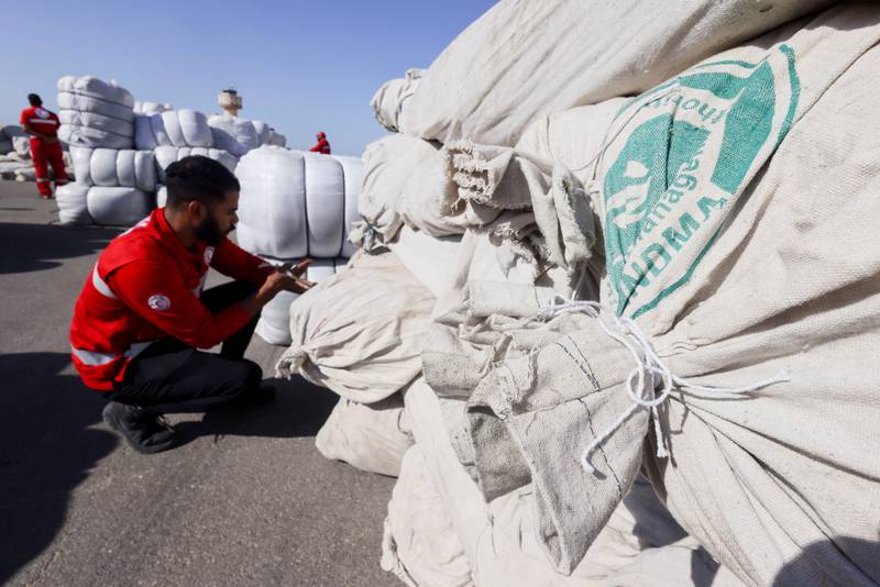 مستودعات العريش المصرية تفيض مع تراكم المساعدات لغزة