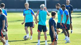 Manchester United bosses fly to Barcelona to push through Frenkie de Jong transfer