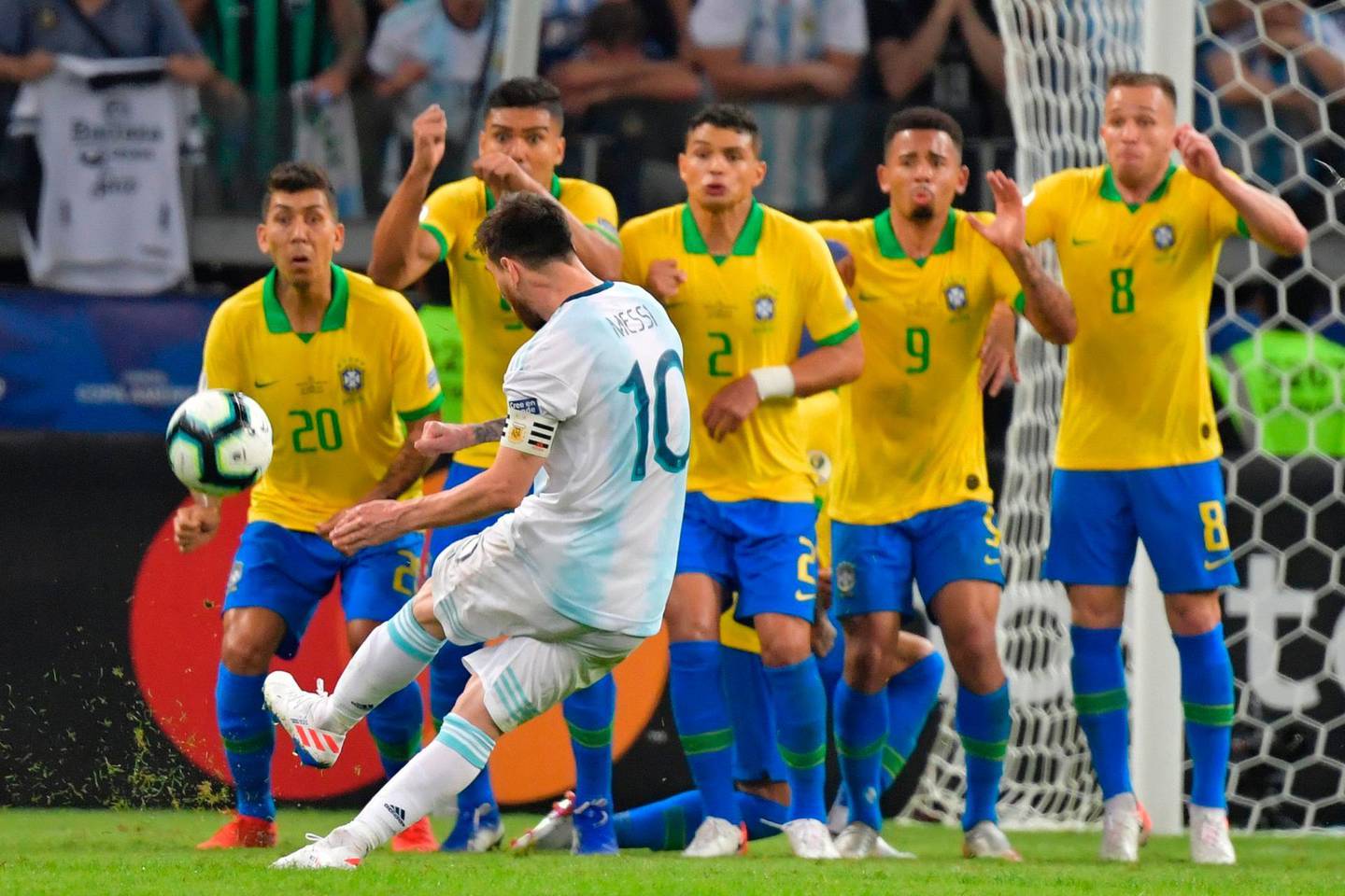TOPSHOT - Argentina's Lionel Messi takes a free-kick against Brazil during their Copa America football tournament semi-final match at the Mineirao Stadium in Belo Horizonte, Brazil, on July 2, 2019. / AFP / Luis ACOSTA
