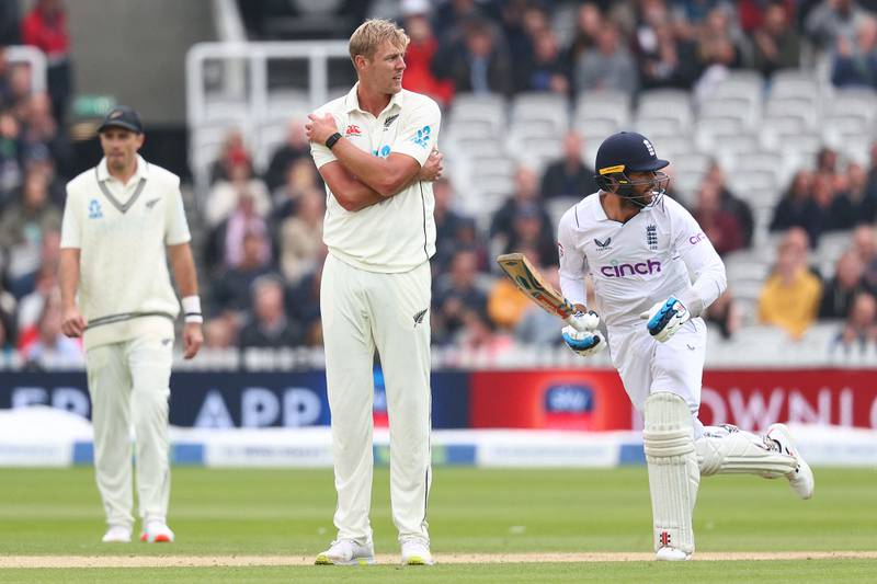 New Zealand's Kyle Jamieson (C) looks on as England's Ben Foakes (R) runs between the wickets on the fourth day of the first cricket Test match between England and New Zealand at Lord's cricket ground in London on June 5, 2022.  (Photo by Adrian DENNIS / AFP) / RESTRICTED TO EDITORIAL USE.  NO ASSOCIATION WITH DIRECT COMPETITOR OF SPONSOR, PARTNER, OR SUPPLIER OF THE ECB