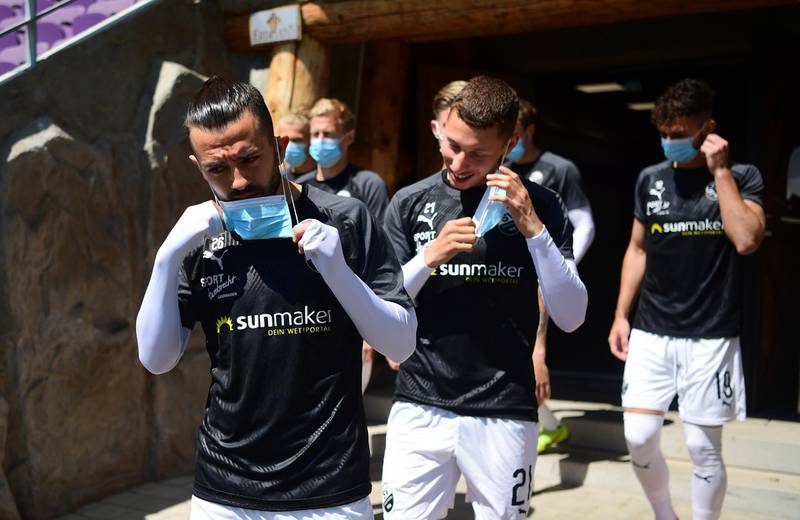 Sandhausen players take off their protective face masks while entering the pitch prior to the German Bundesliga second division soccer match between Erzgebirge Aue and Sandhausen in Aue. Getty