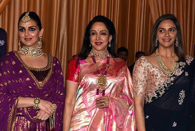 Hema Malini (C) with daughters Esha Deol (L) and Ahana Deol (R)