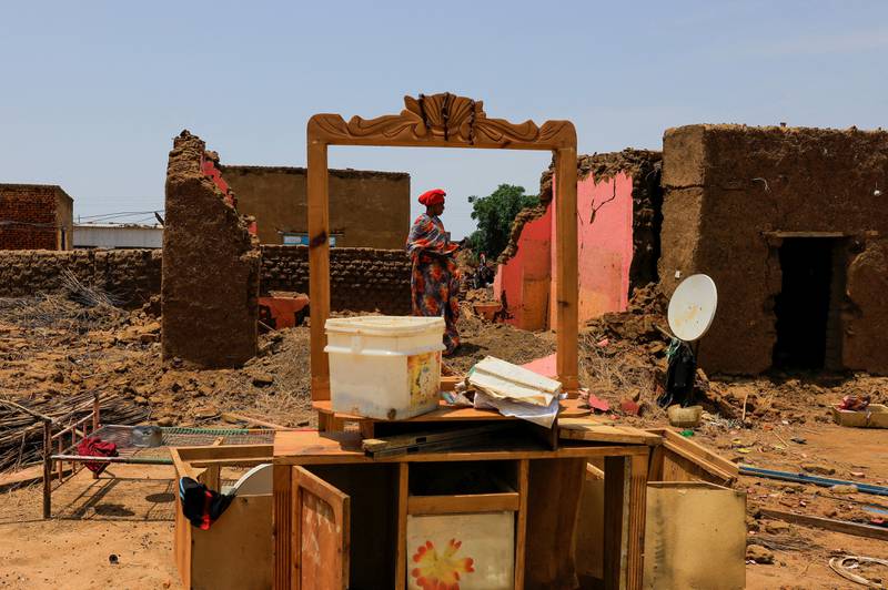 A woman collects her belongings after sustaining water damage to her house during floods in Al-Managil locality, in Jazeera State, Sudan August 23, 2022.  REUTERS / Mohamed Nureldin Abdallah