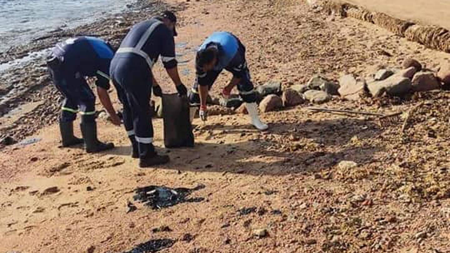 جهود مصرية لتنظيف البحر الأحمر جارية بعد تسرب النفط
