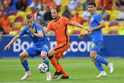 Ukraine defender Oleksandr Zinchenko is marked by Netherlands' defender Daley Blind. AFP