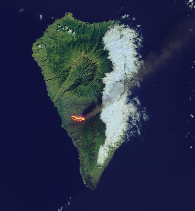 6.	Satellite images show an active volcano on the Spanish island of La Palma on September 26, 2021. Photo: Nasa Earth Observatory