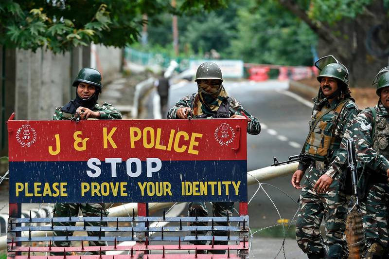 Indian security personnel stand guard in Srinagar on August 17, 2019. Seventeen out of around 100 telephone exchanges were restored on August 17 in the restive Kashmir Valley, the local police chief told AFP, after an almost two-week communications blackout. / AFP / TAUSEEF MUSTAFA
